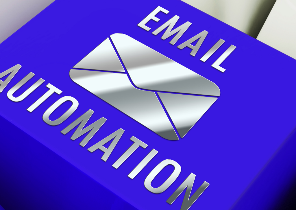 Touche de clavier bleue avec l'inscription Email Automation, illustrant l'automatisation email pour infopreneurs